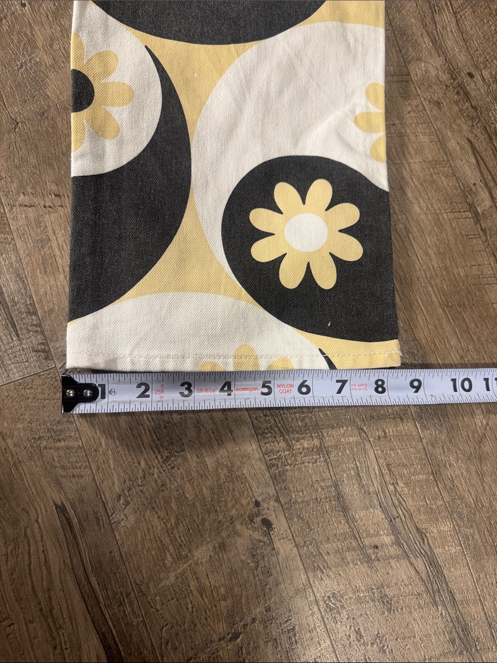PacSun 90’s Boyfriend Black and White Flower & Ying Yang Patterned Jeans-Size 26 - Picture 10 of 10